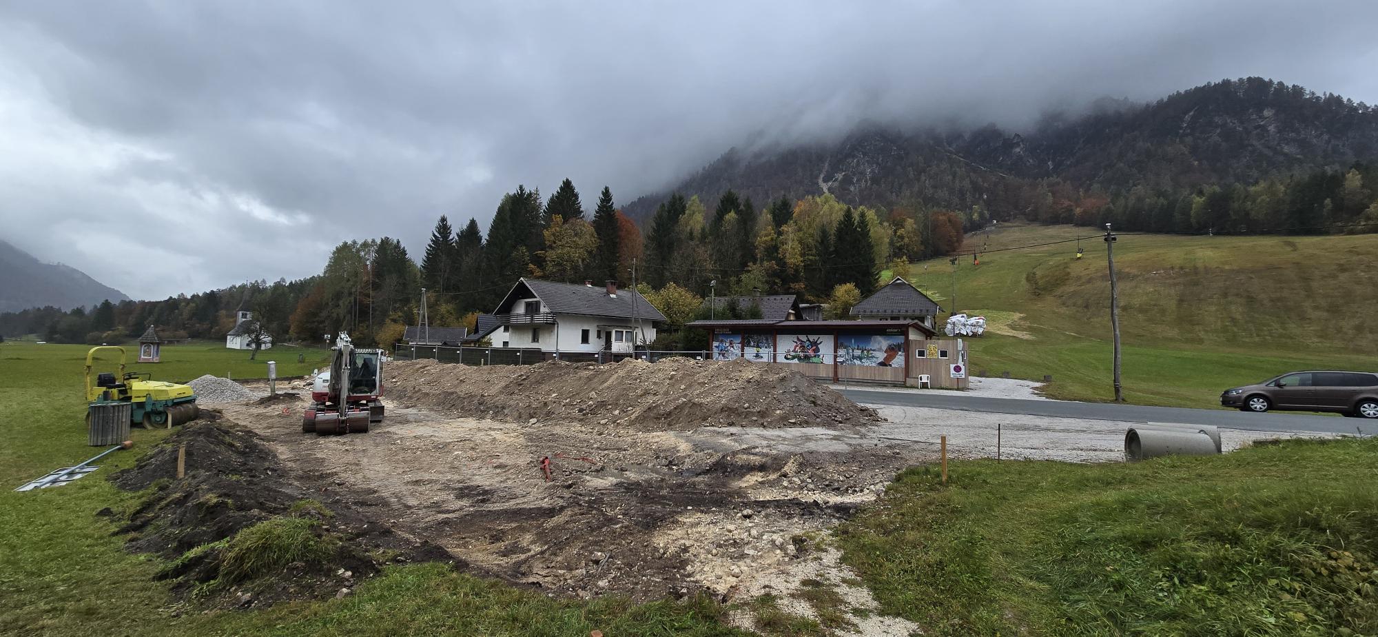 Parkirišče nasproti smučišča v Mojstrani